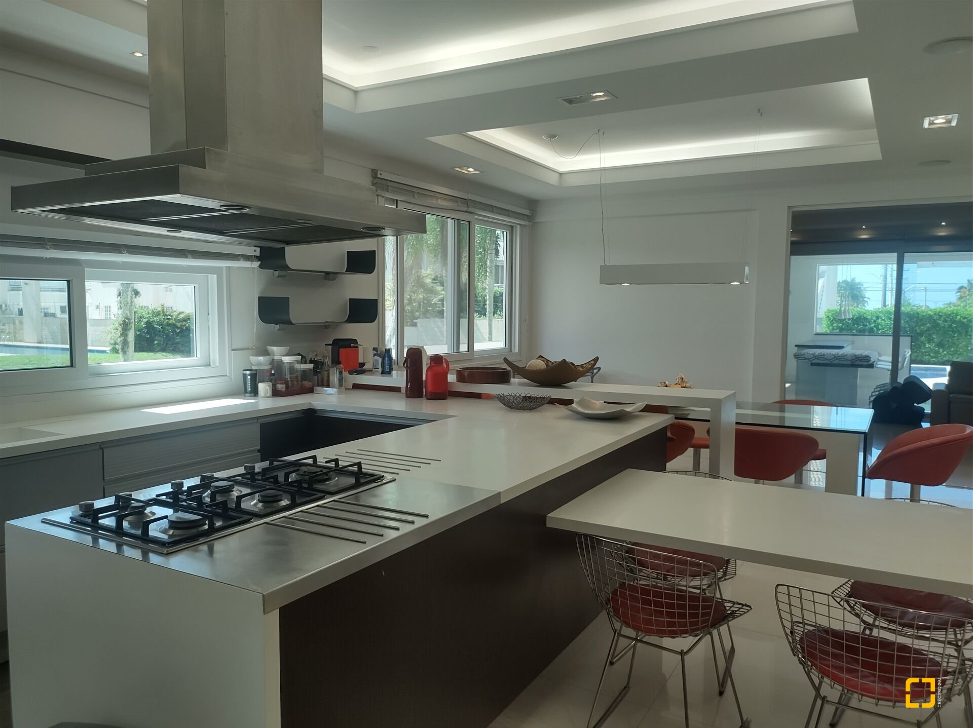Casa com 995m², 17 quartos (sendo 8 suítes), 4 garagens, no bairro Jurerê Internacional em Florianópolis