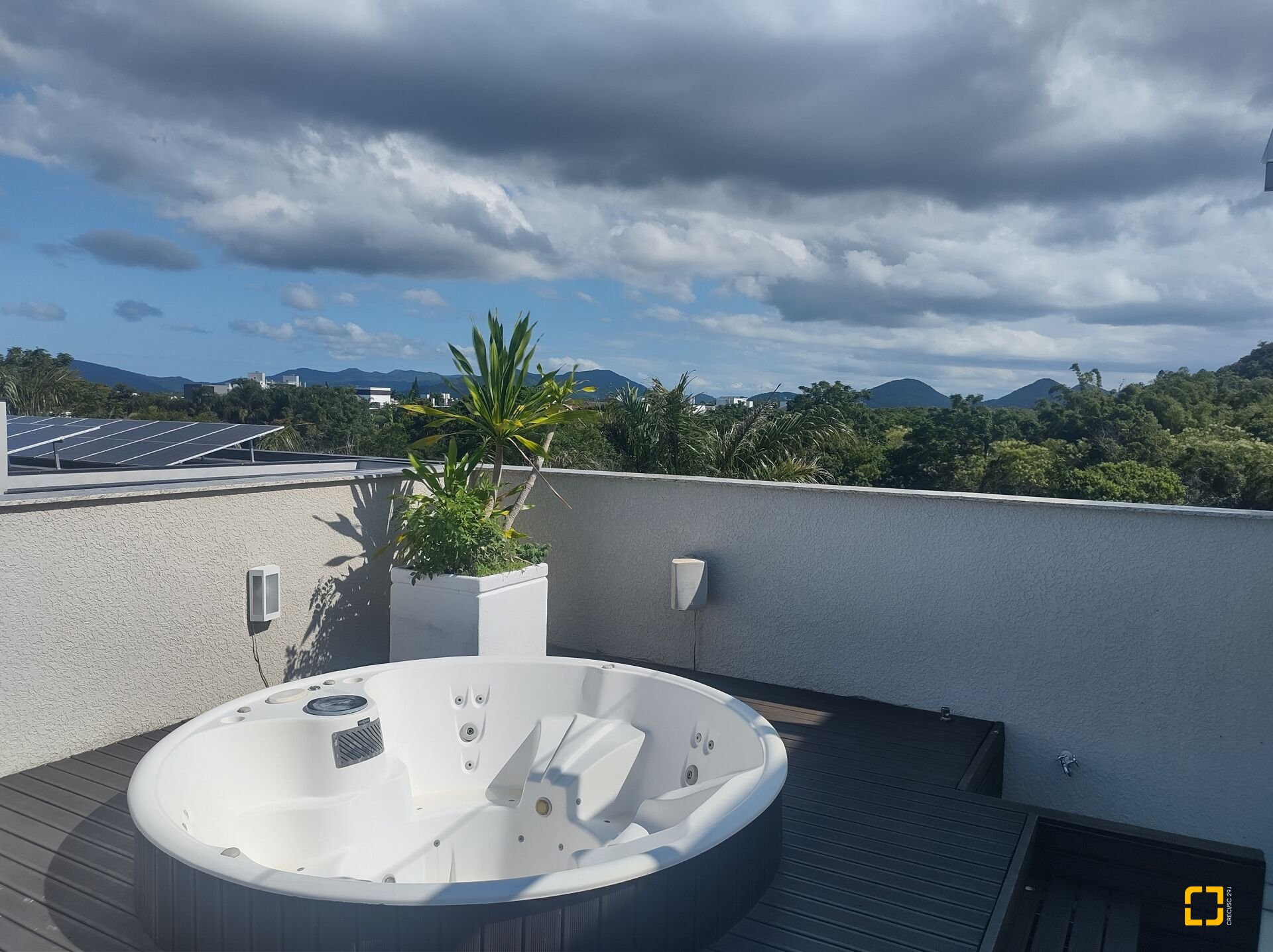 Casa com 995m², 17 quartos (sendo 8 suítes), 4 garagens, no bairro Jurerê Internacional em Florianópolis