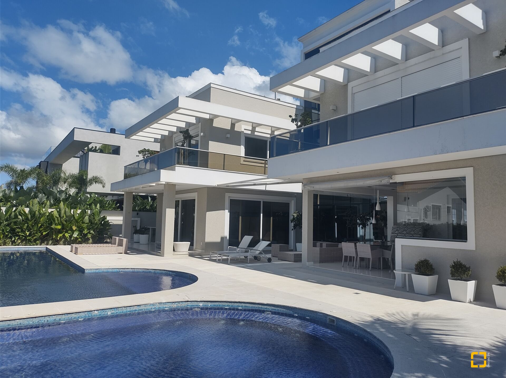 Casa com 995m², 17 quartos (sendo 8 suítes), 4 garagens, no bairro Jurerê Internacional em Florianópolis