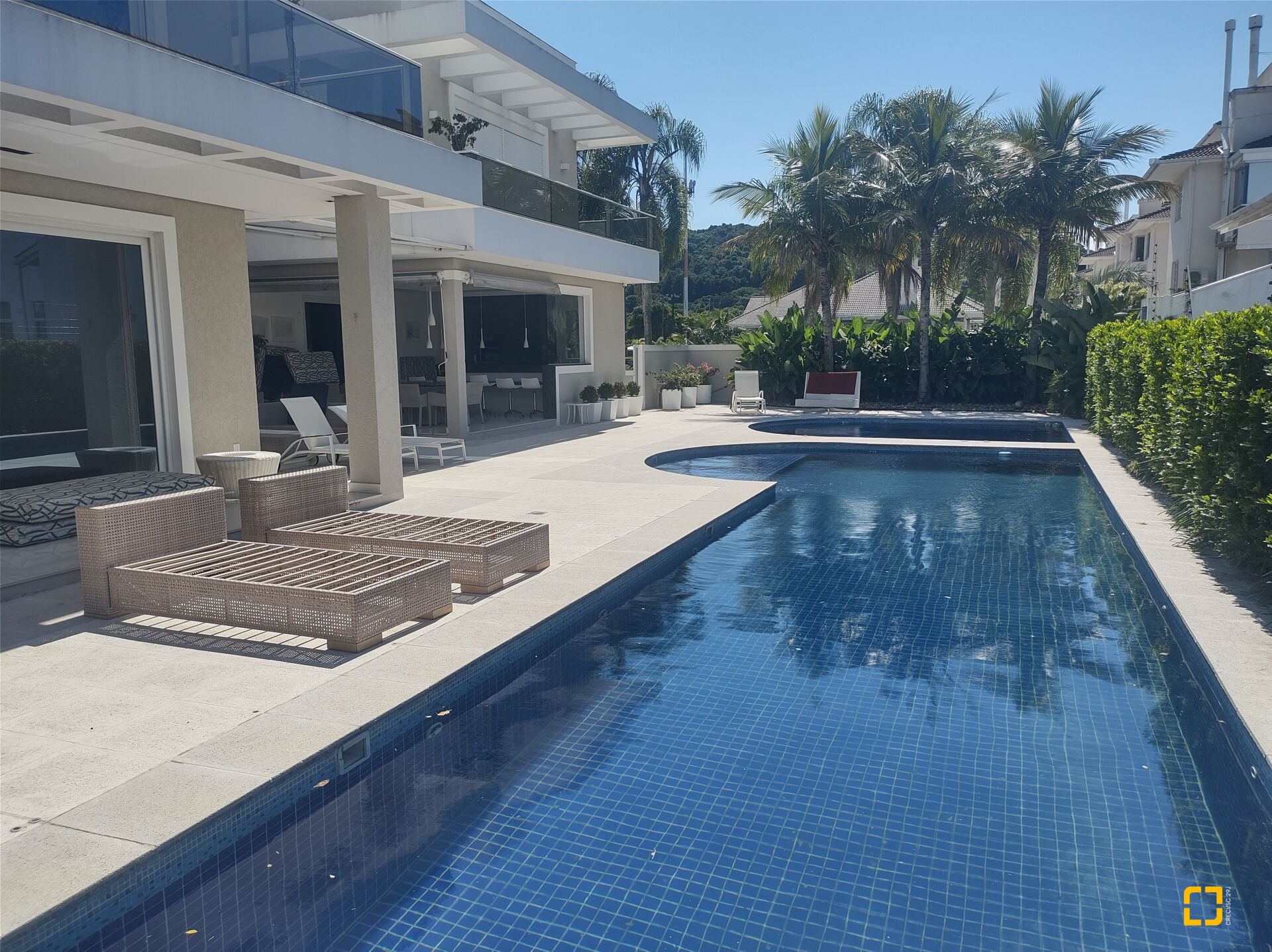 Casa com 995m², 17 quartos (sendo 8 suítes), 4 garagens, no bairro Jurerê Internacional em Florianópolis