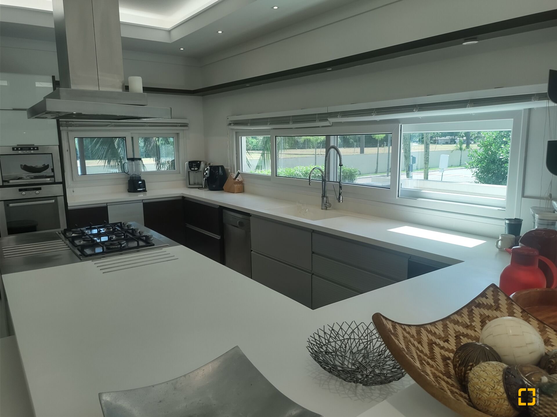 Casa com 995m², 17 quartos (sendo 8 suítes), 4 garagens, no bairro Jurerê Internacional em Florianópolis