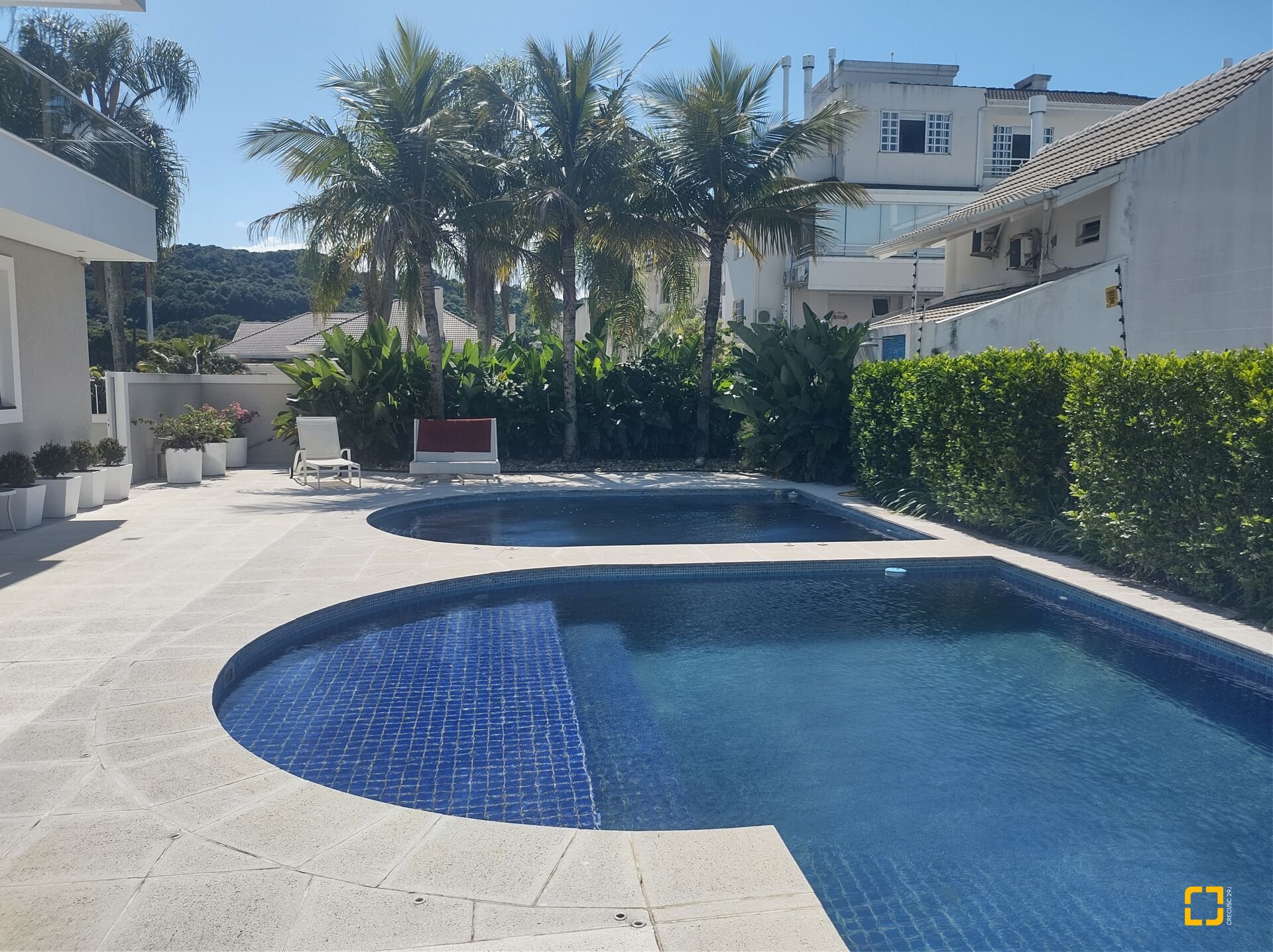Casa com 995m², 17 quartos (sendo 8 suítes), 4 garagens, no bairro Jurerê Internacional em Florianópolis