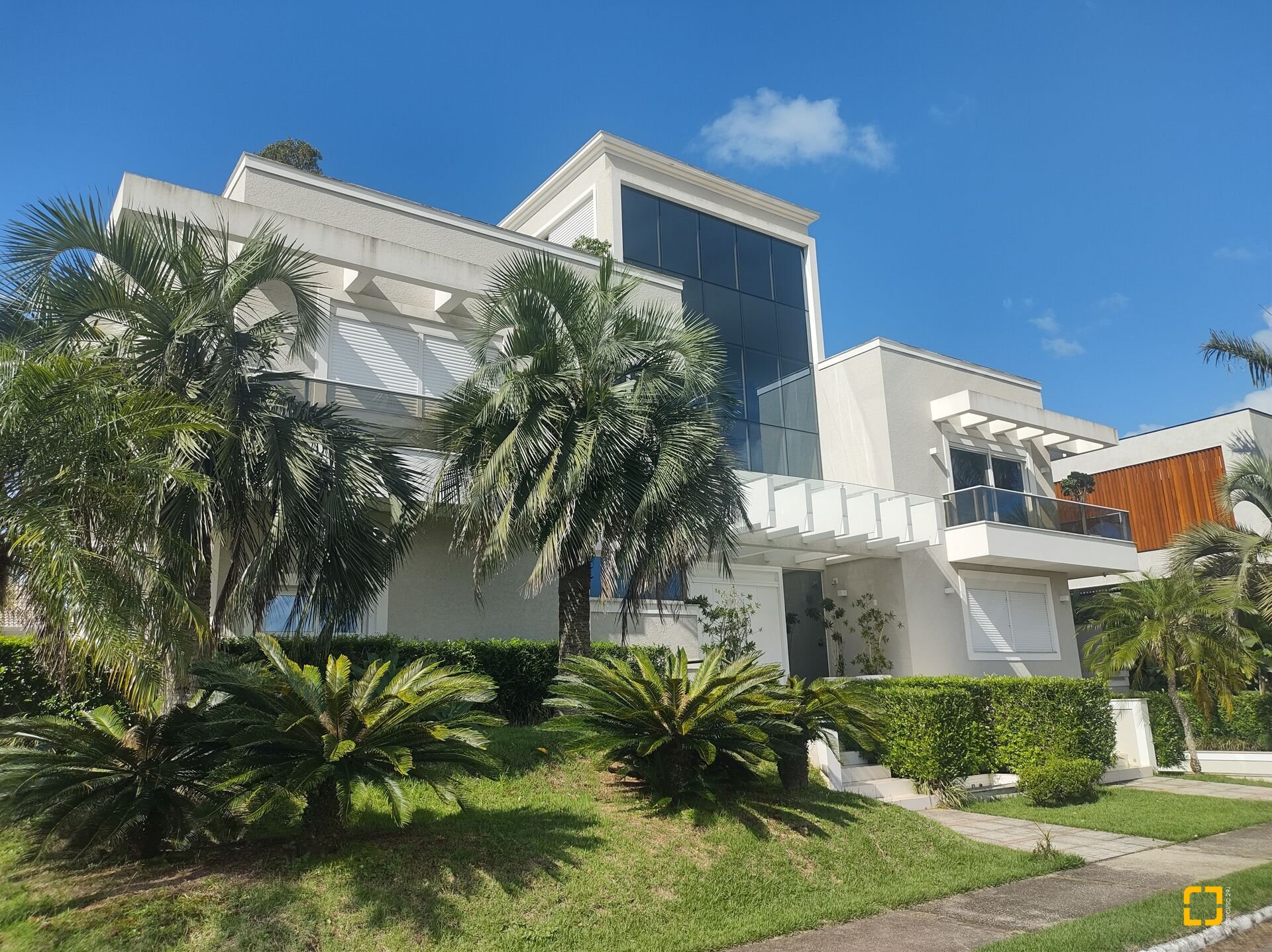 Casa com 995m², 17 quartos (sendo 8 suítes), 4 garagens, no bairro Jurerê Internacional em Florianópolis