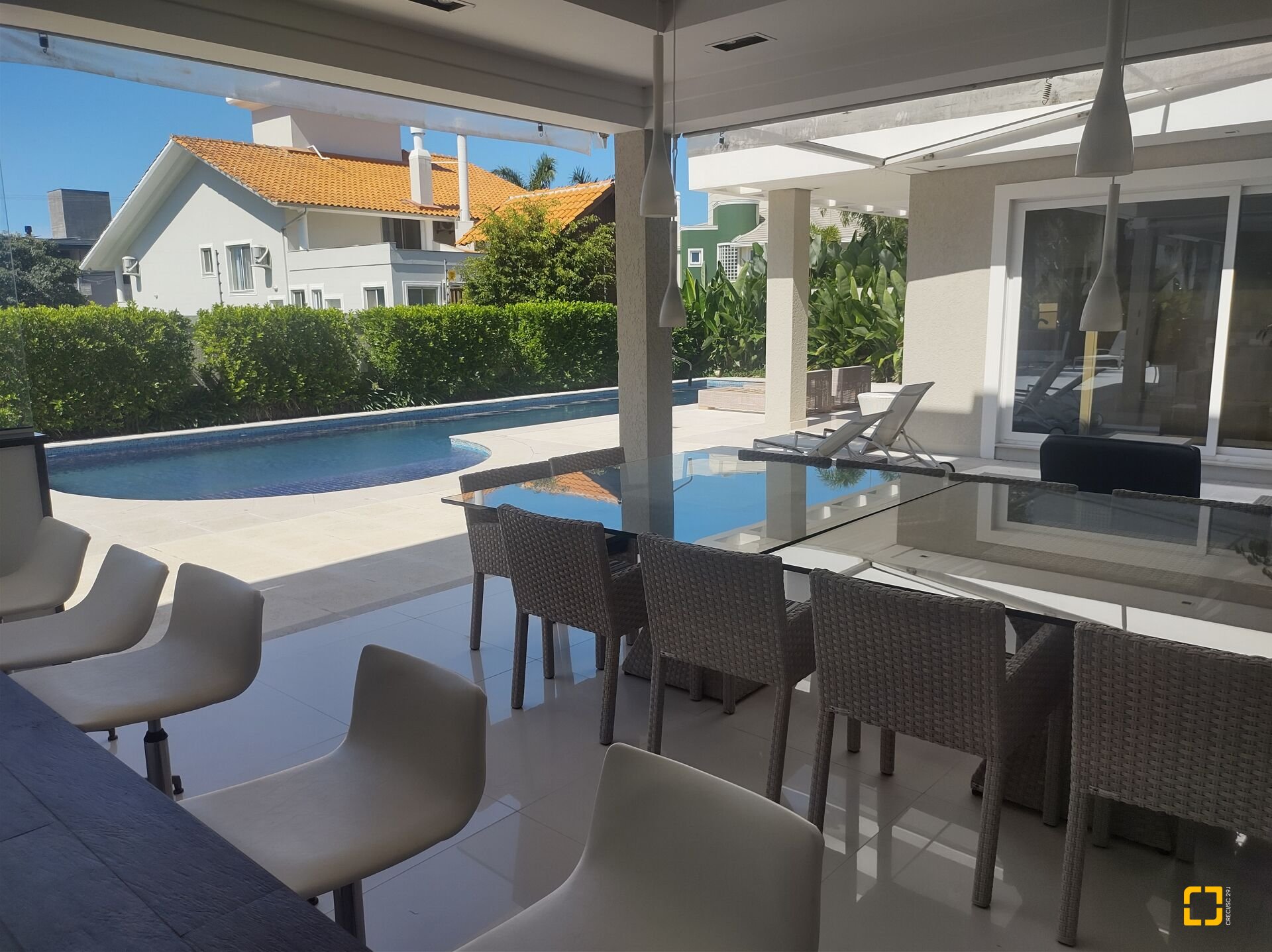 Casa com 995m², 17 quartos (sendo 8 suítes), 4 garagens, no bairro Jurerê Internacional em Florianópolis
