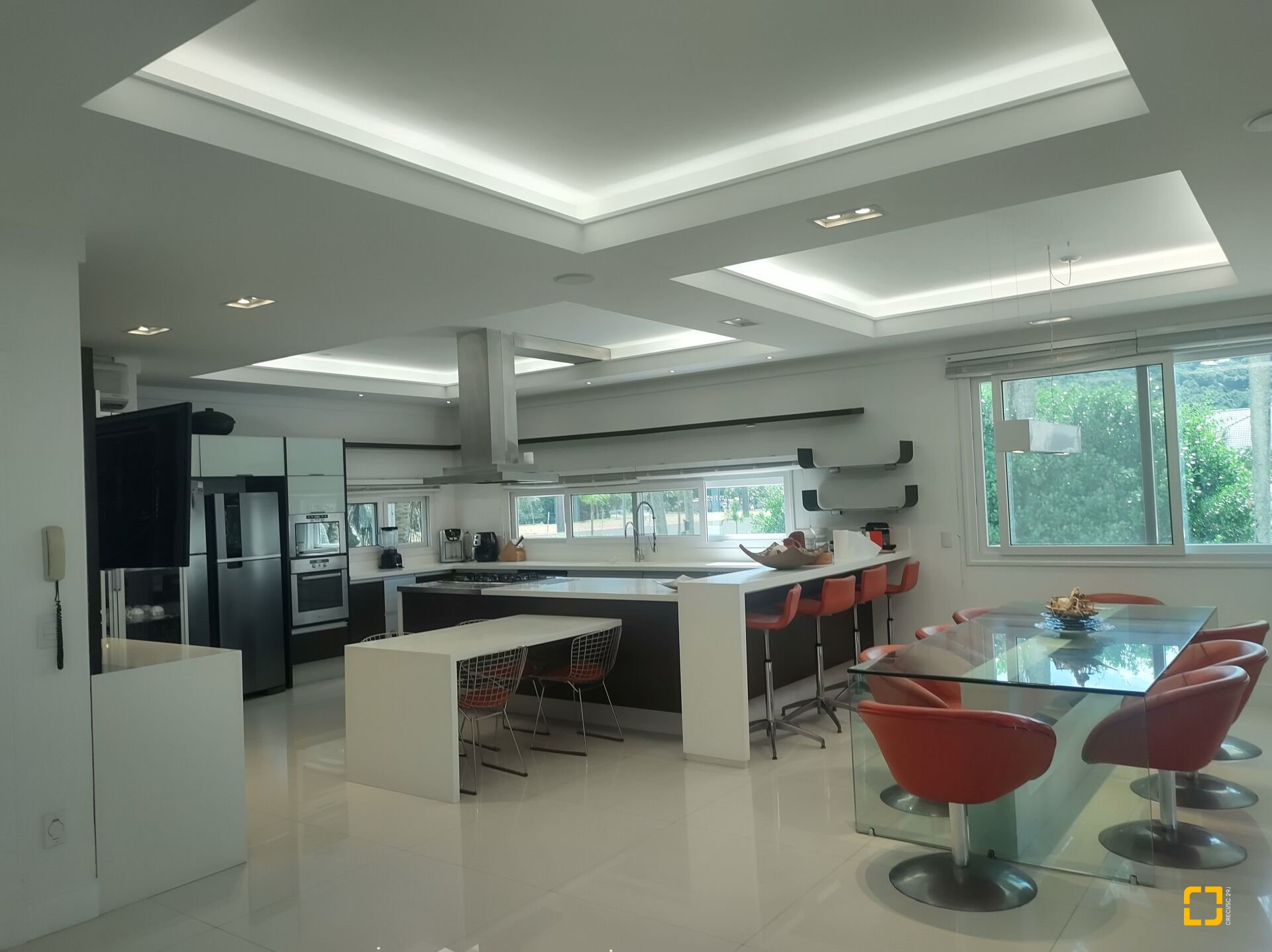 Casa com 995m², 17 quartos (sendo 8 suítes), 4 garagens, no bairro Jurerê Internacional em Florianópolis