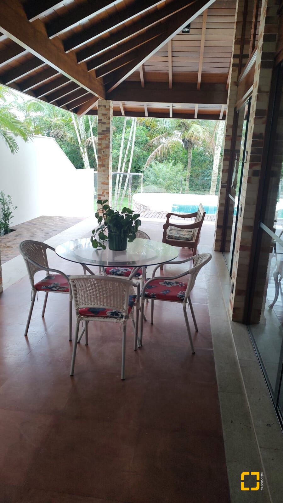 Casa com 355m², 5 quartos (sendo 2 suítes), 2 garagens, no bairro Jurerê Internacional em Florianópolis