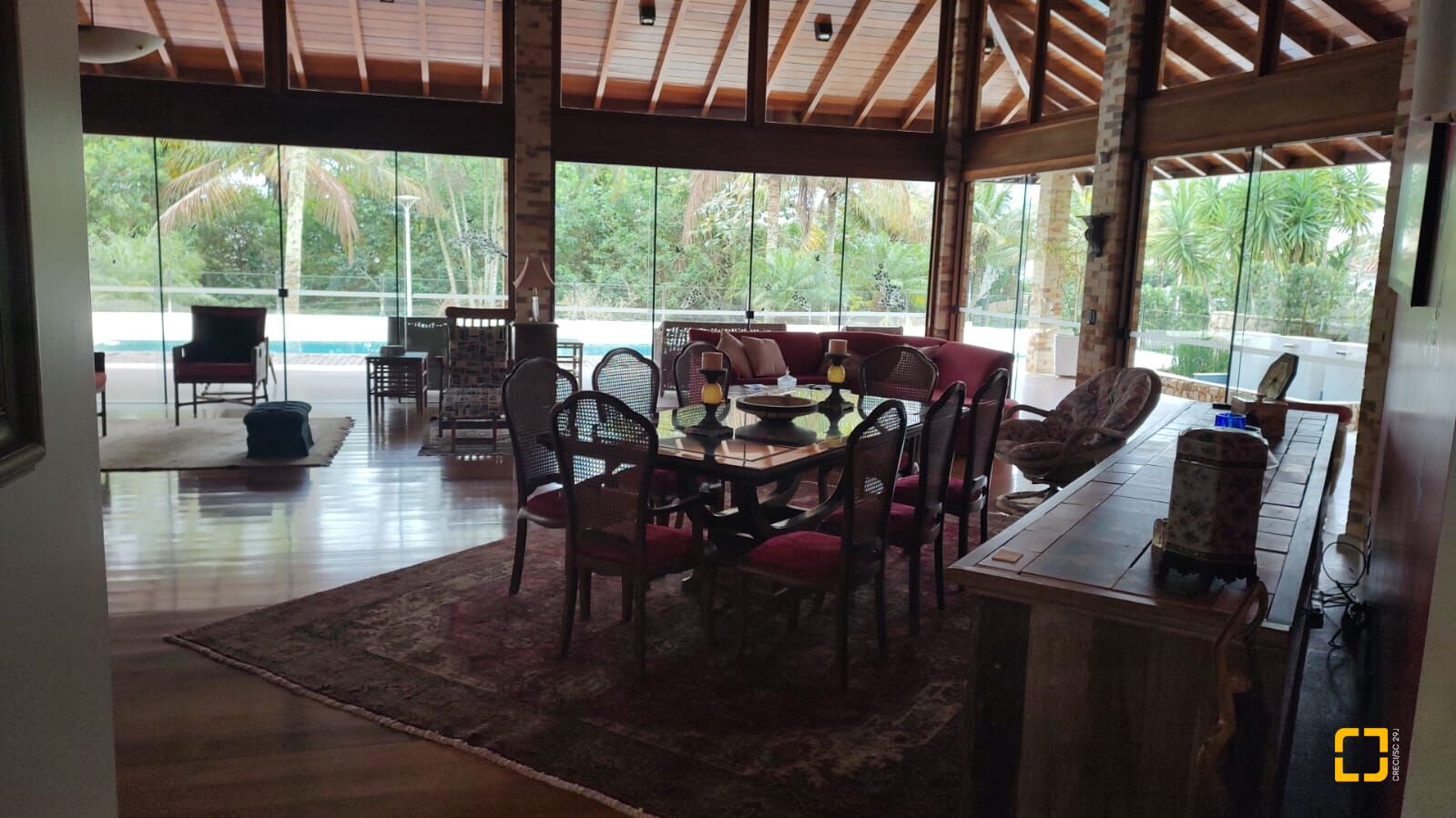 Casa com 355m², 5 quartos (sendo 2 suítes), 2 garagens, no bairro Jurerê Internacional em Florianópolis