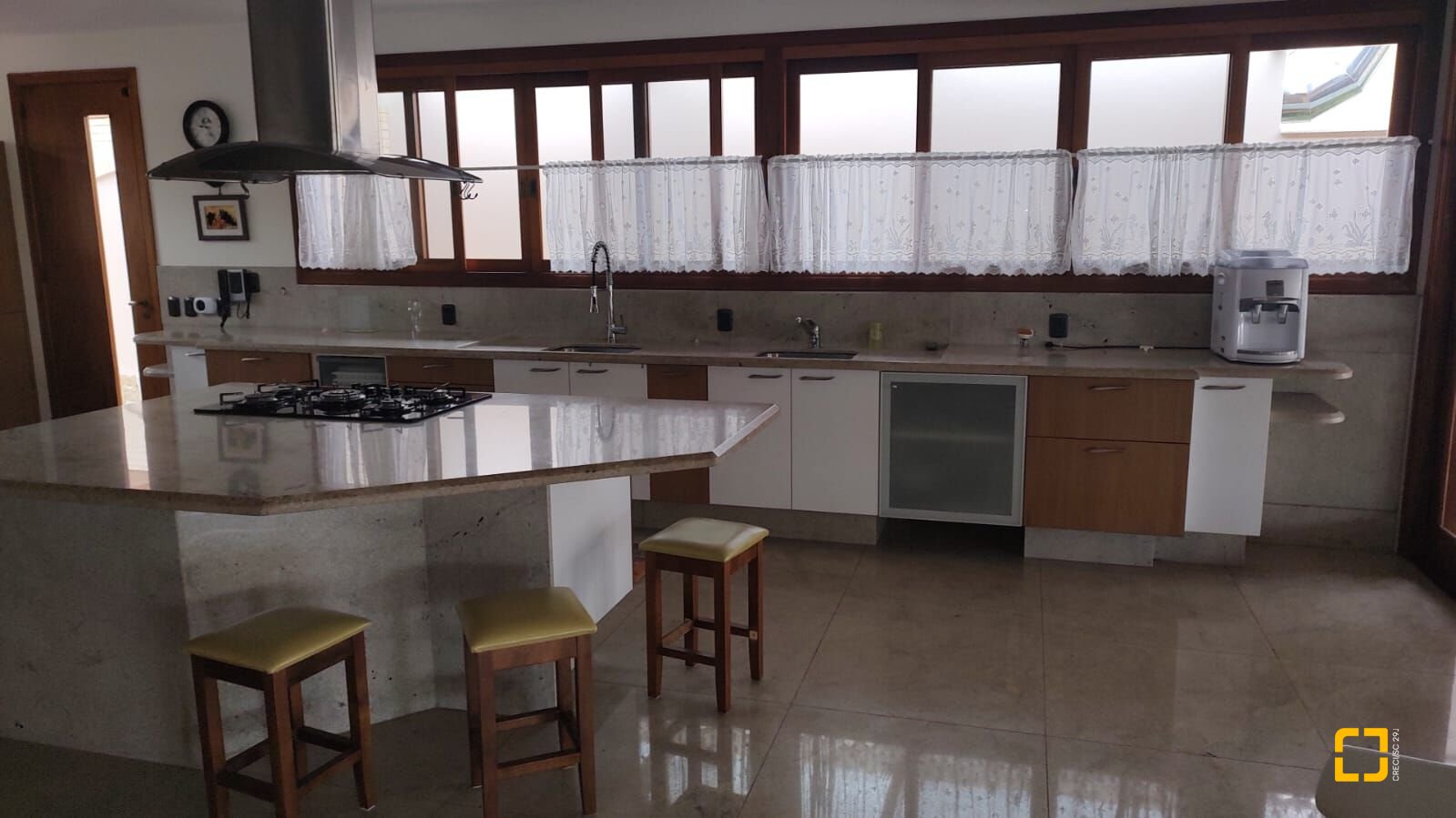 Casa com 355m², 5 quartos (sendo 2 suítes), 2 garagens, no bairro Jurerê Internacional em Florianópolis