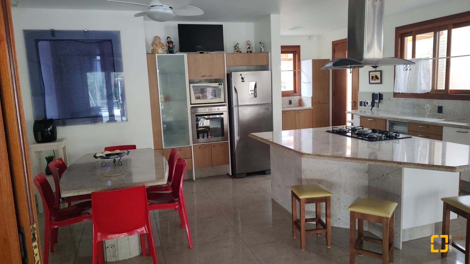 Casa com 355m², 5 quartos (sendo 2 suítes), 2 garagens, no bairro Jurerê Internacional em Florianópolis