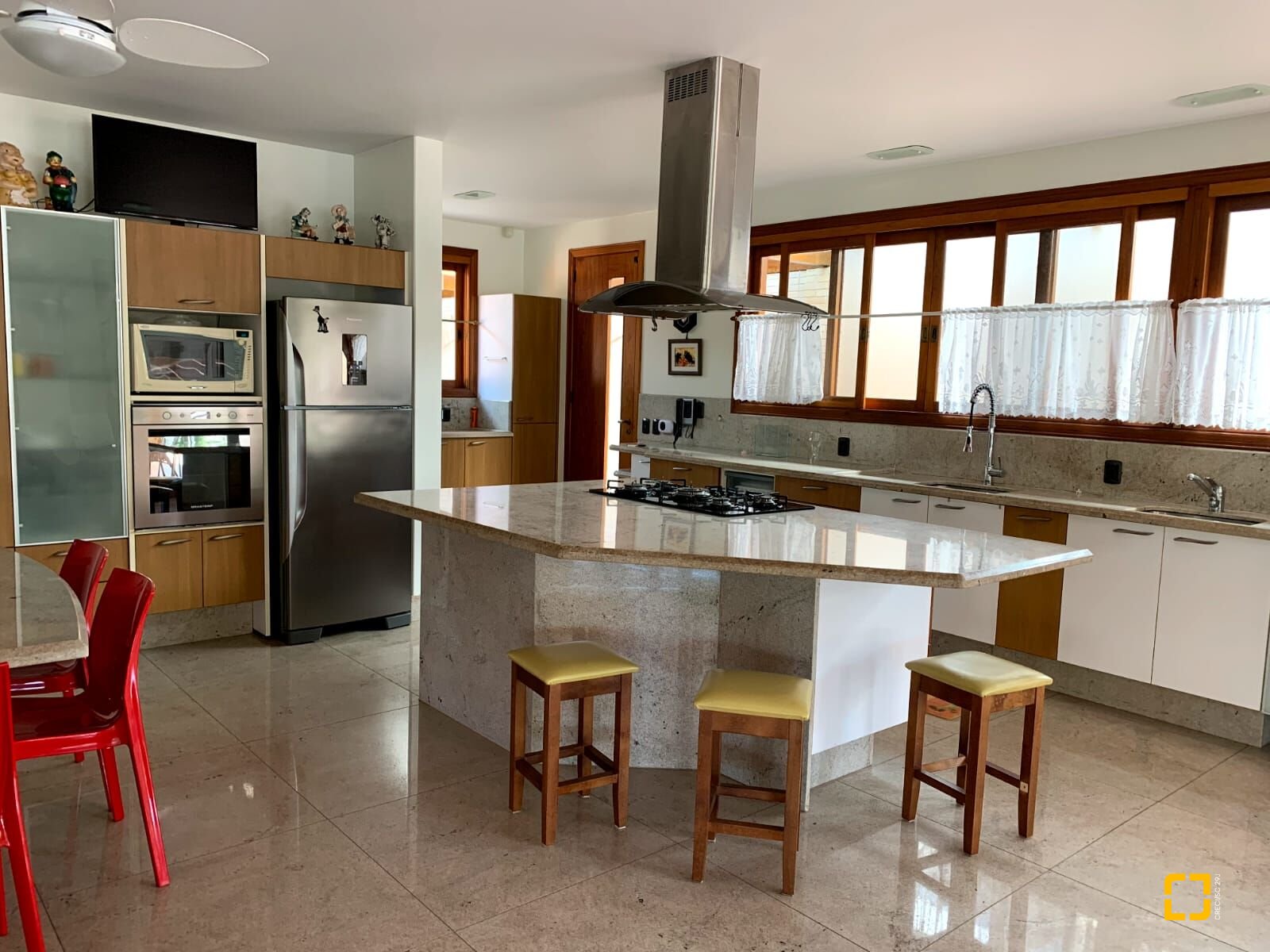 Casa com 355m², 5 quartos (sendo 2 suítes), 2 garagens, no bairro Jurerê Internacional em Florianópolis