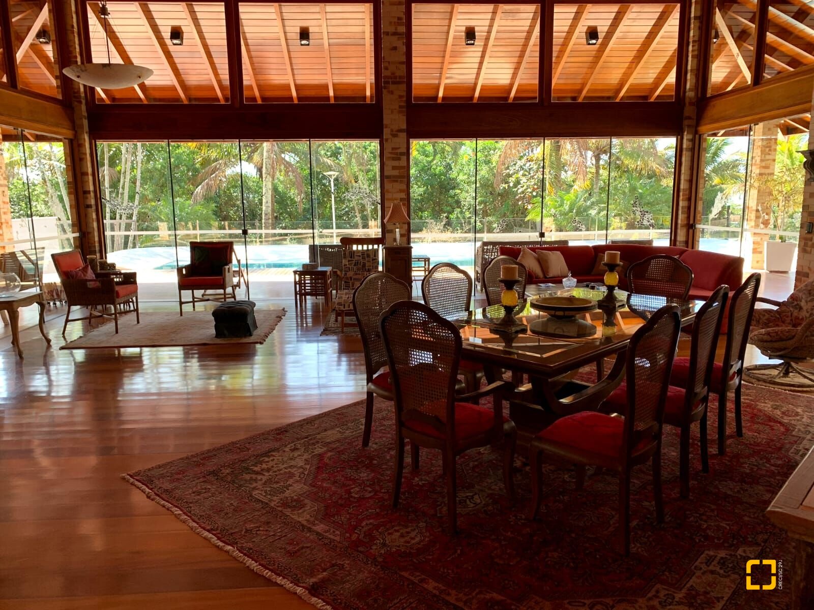 Casa com 355m², 5 quartos (sendo 2 suítes), 2 garagens, no bairro Jurerê Internacional em Florianópolis