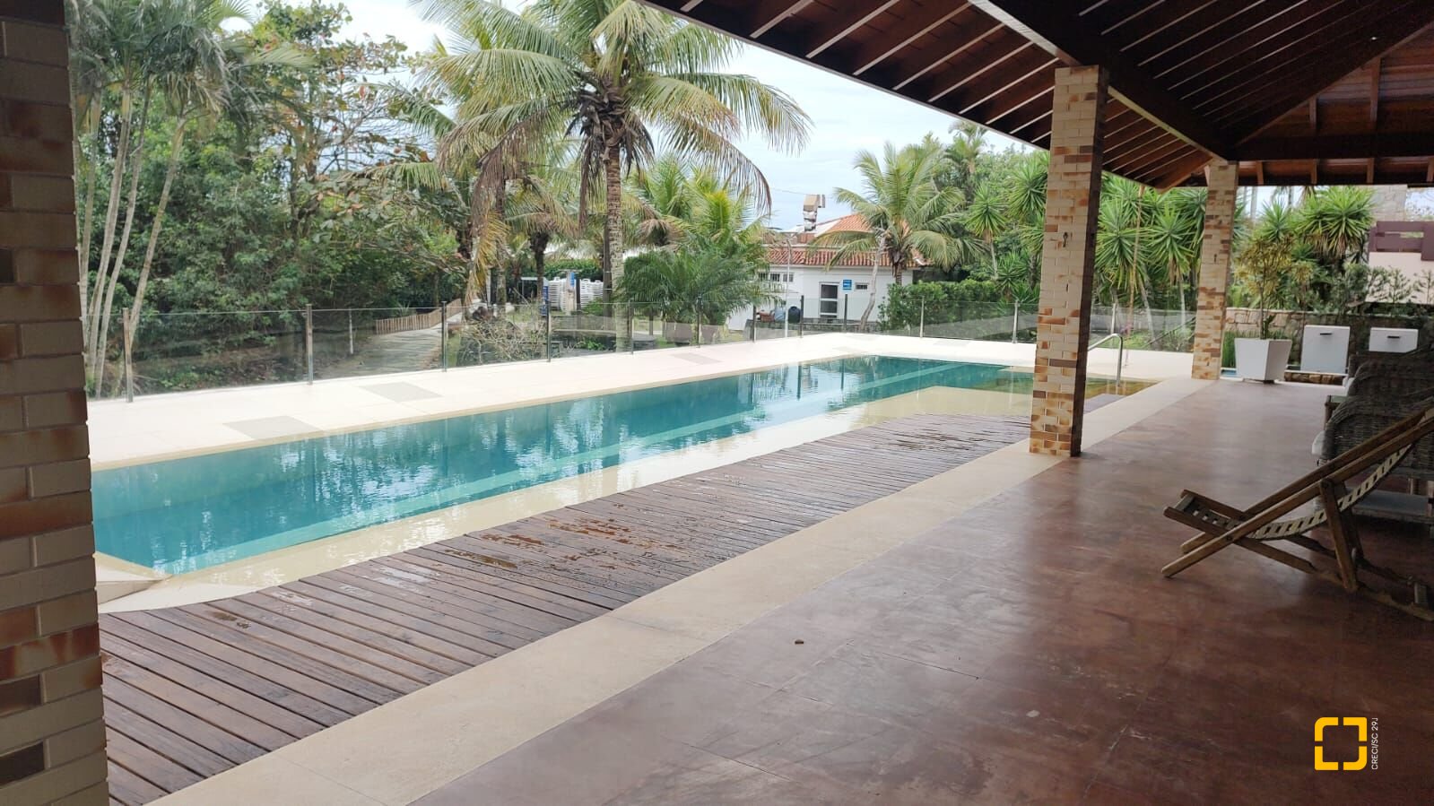 Casa com 355m², 5 quartos (sendo 2 suítes), 2 garagens, no bairro Jurerê Internacional em Florianópolis