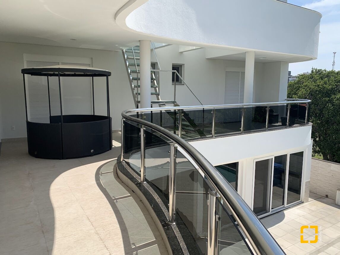 Casa com 739m², 8 quartos (sendo 4 suítes), 4 garagens, no bairro Jurerê Internacional em Florianópolis