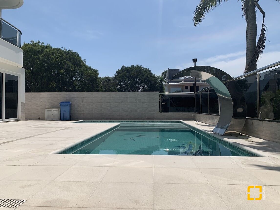 Casa com 739m², 8 quartos (sendo 4 suítes), 4 garagens, no bairro Jurerê Internacional em Florianópolis