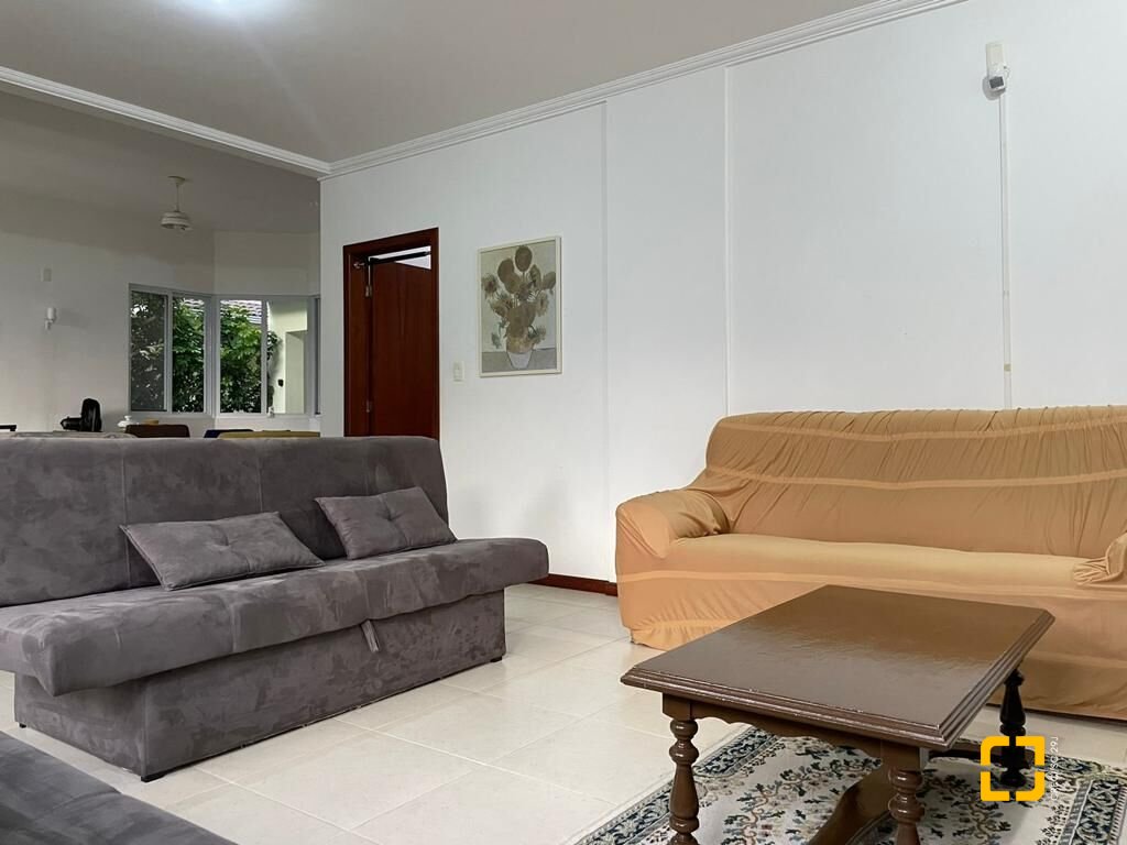 Casa com 450m², 7 quartos (sendo 3 suítes), 4 garagens, no bairro Jurerê em Florianópolis