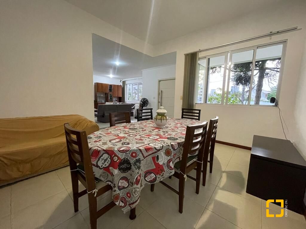 Casa com 450m², 7 quartos (sendo 3 suítes), 4 garagens, no bairro Jurerê em Florianópolis