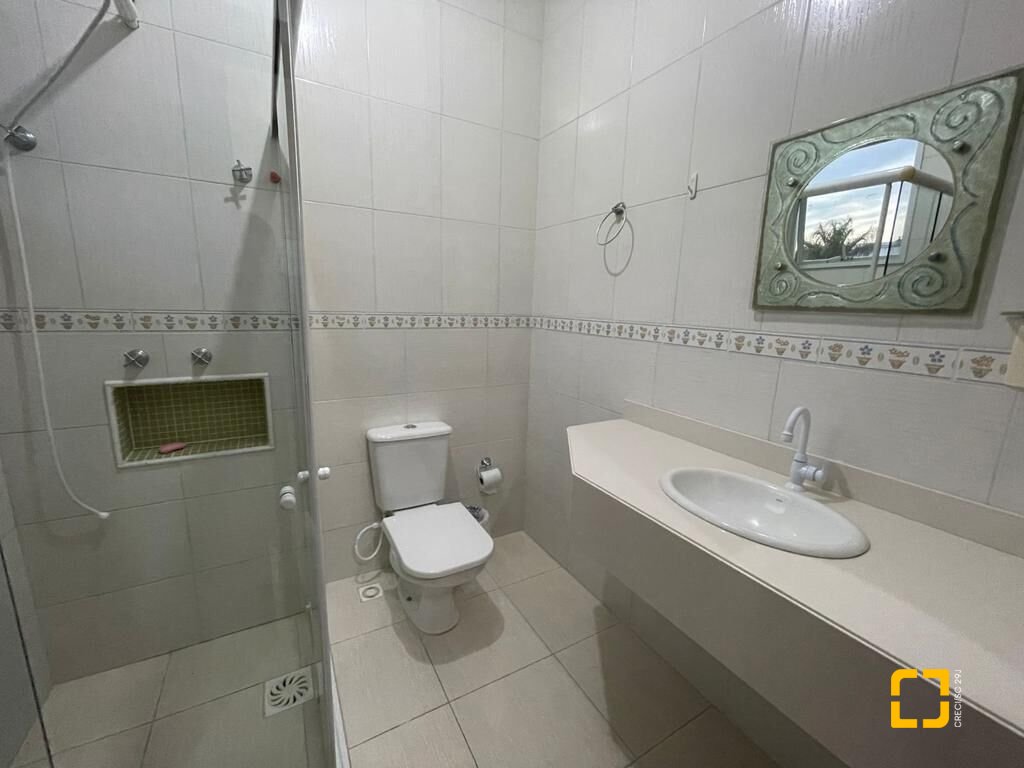 Casa com 450m², 7 quartos (sendo 3 suítes), 4 garagens, no bairro Jurerê em Florianópolis