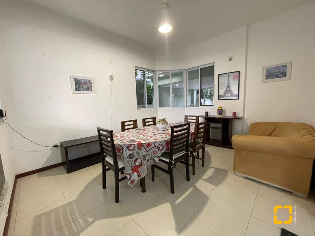 Casa com 450m², 7 quartos (sendo 3 suítes), 4 garagens, no bairro Jurerê em Florianópolis
