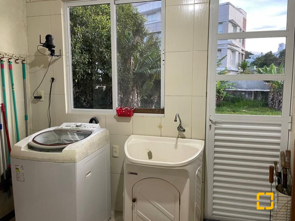Casa com 450m², 7 quartos (sendo 3 suítes), 4 garagens, no bairro Jurerê em Florianópolis