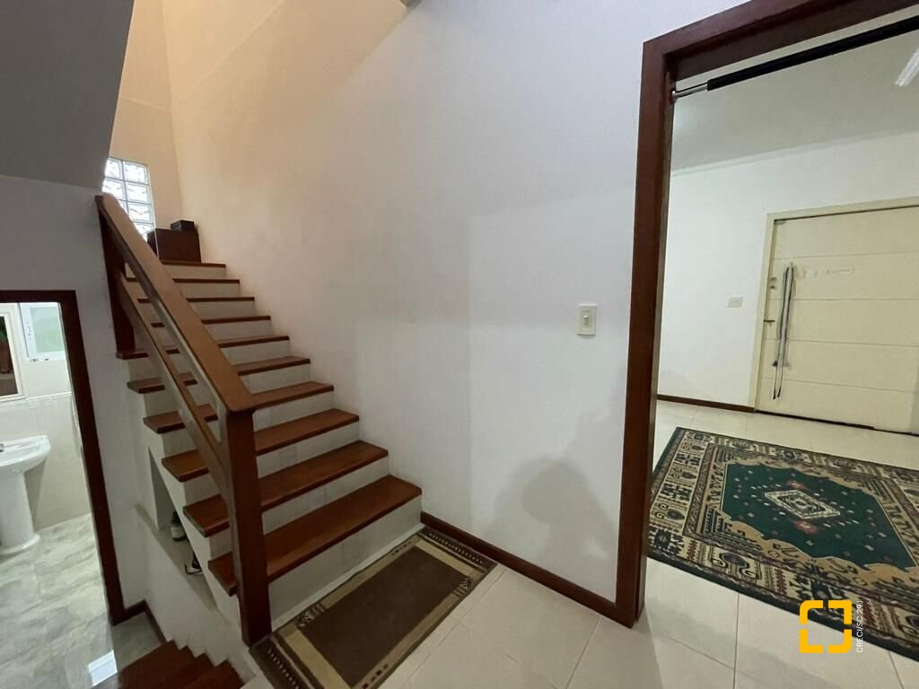 Casa com 450m², 7 quartos (sendo 3 suítes), 4 garagens, no bairro Jurerê em Florianópolis
