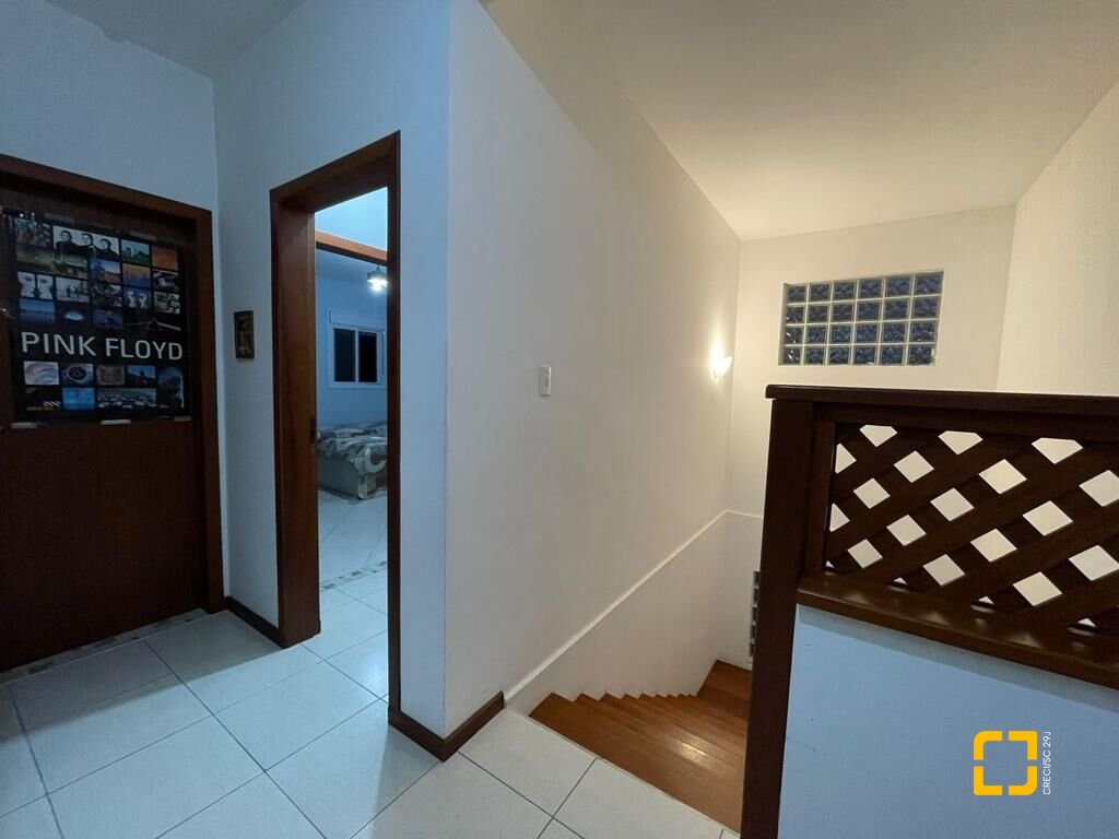 Casa com 450m², 7 quartos (sendo 3 suítes), 4 garagens, no bairro Jurerê em Florianópolis