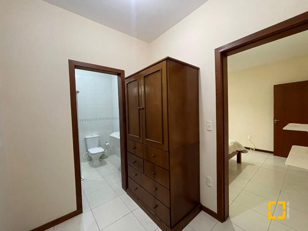 Casa com 450m², 7 quartos (sendo 3 suítes), 4 garagens, no bairro Jurerê em Florianópolis