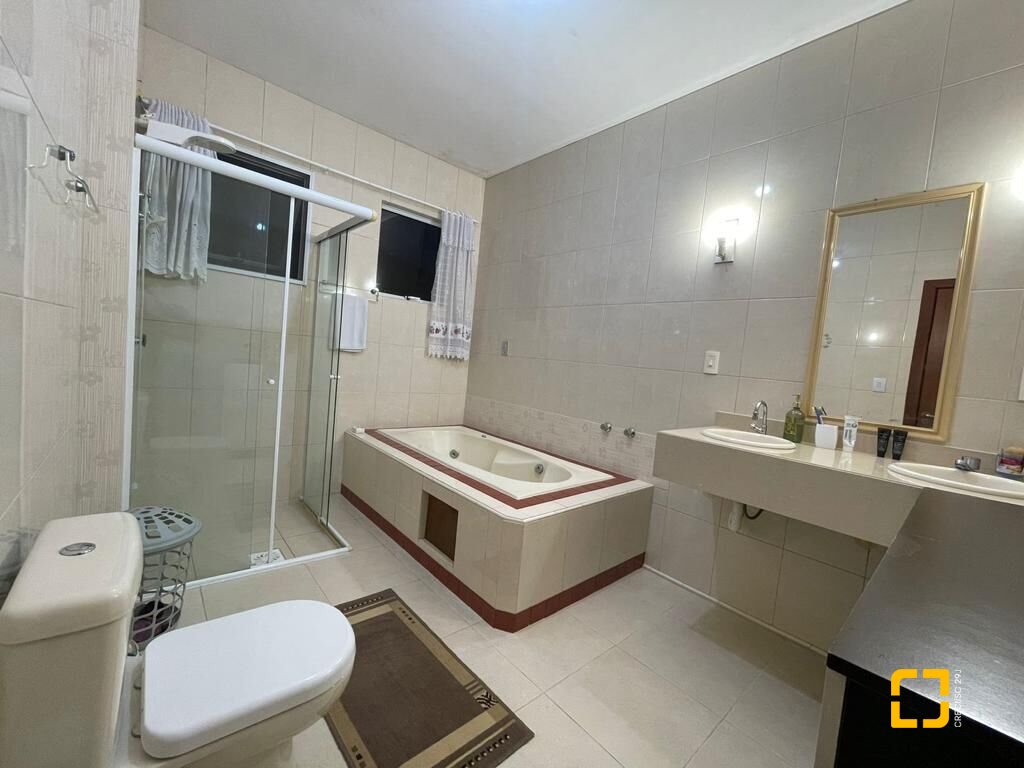 Casa com 450m², 7 quartos (sendo 3 suítes), 4 garagens, no bairro Jurerê em Florianópolis