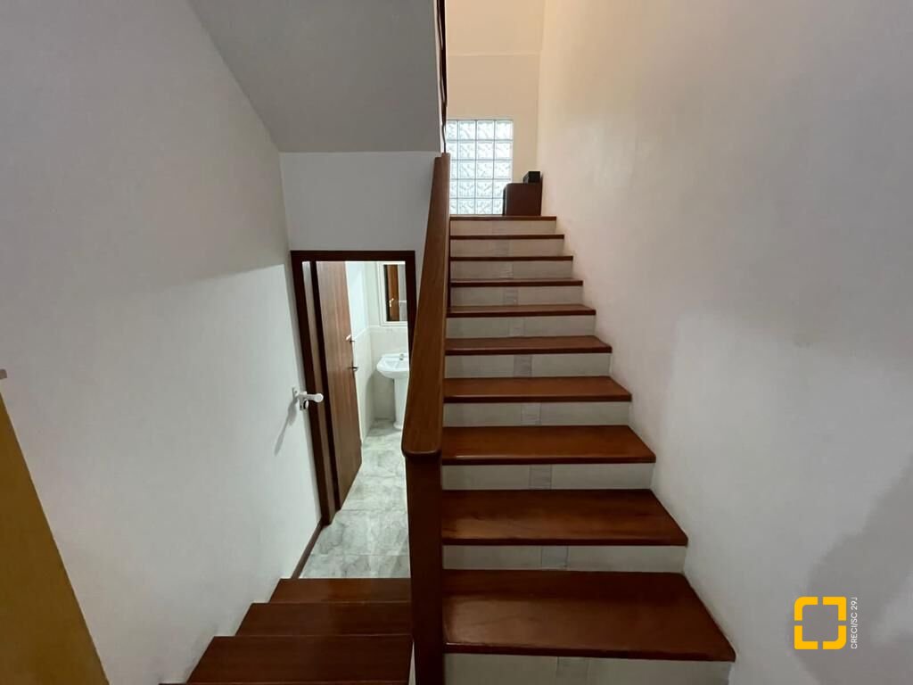Casa com 450m², 7 quartos (sendo 3 suítes), 4 garagens, no bairro Jurerê em Florianópolis