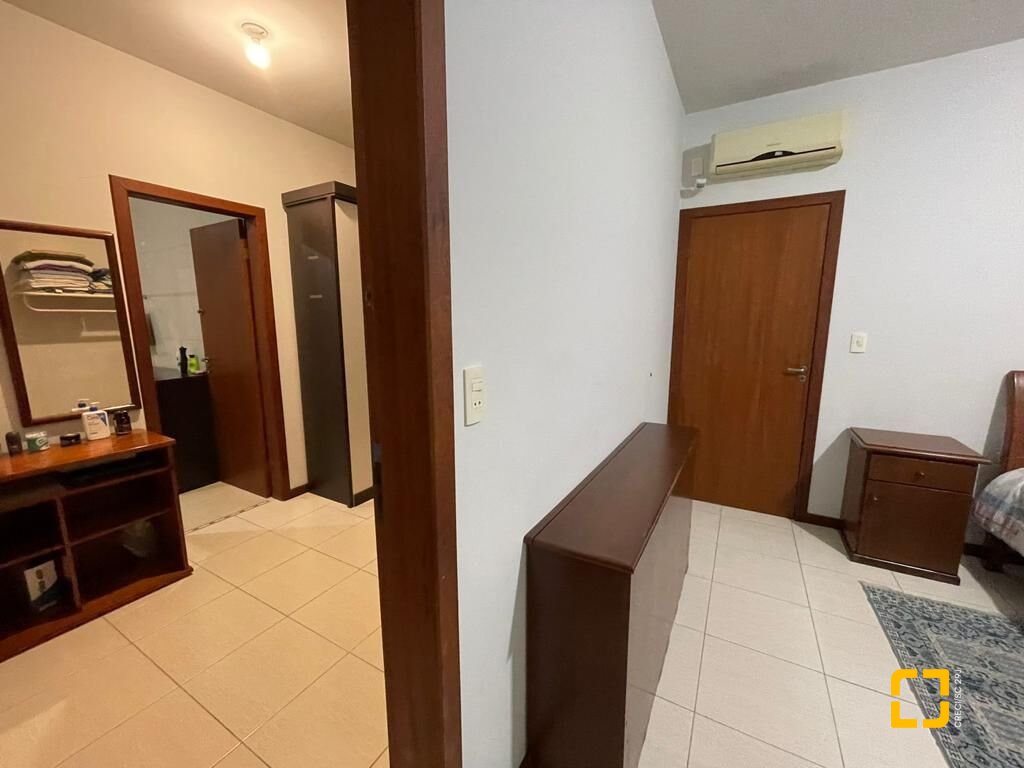 Casa com 450m², 7 quartos (sendo 3 suítes), 4 garagens, no bairro Jurerê em Florianópolis