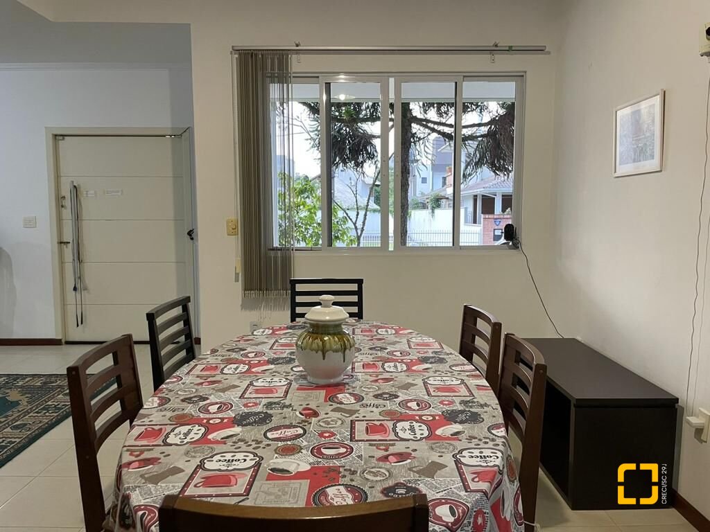Casa com 450m², 7 quartos (sendo 3 suítes), 4 garagens, no bairro Jurerê em Florianópolis