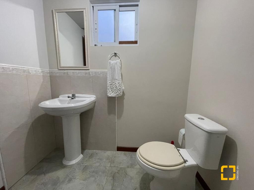 Casa com 450m², 7 quartos (sendo 3 suítes), 4 garagens, no bairro Jurerê em Florianópolis