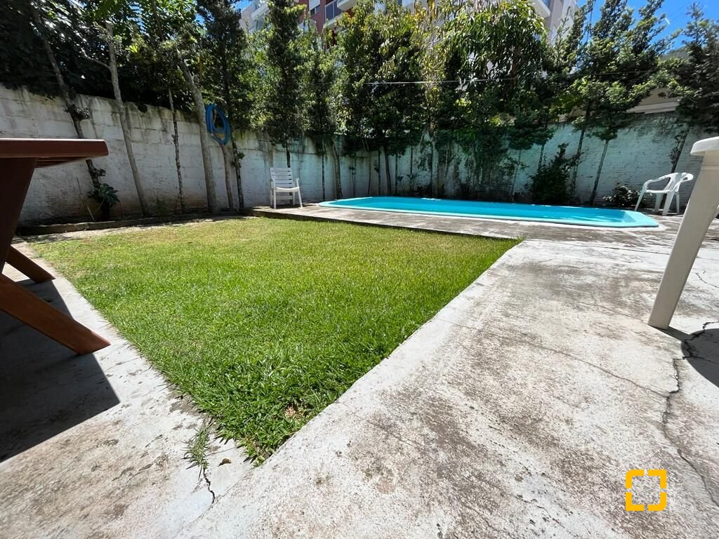 Casa com 450m², 7 quartos (sendo 3 suítes), 4 garagens, no bairro Jurerê em Florianópolis