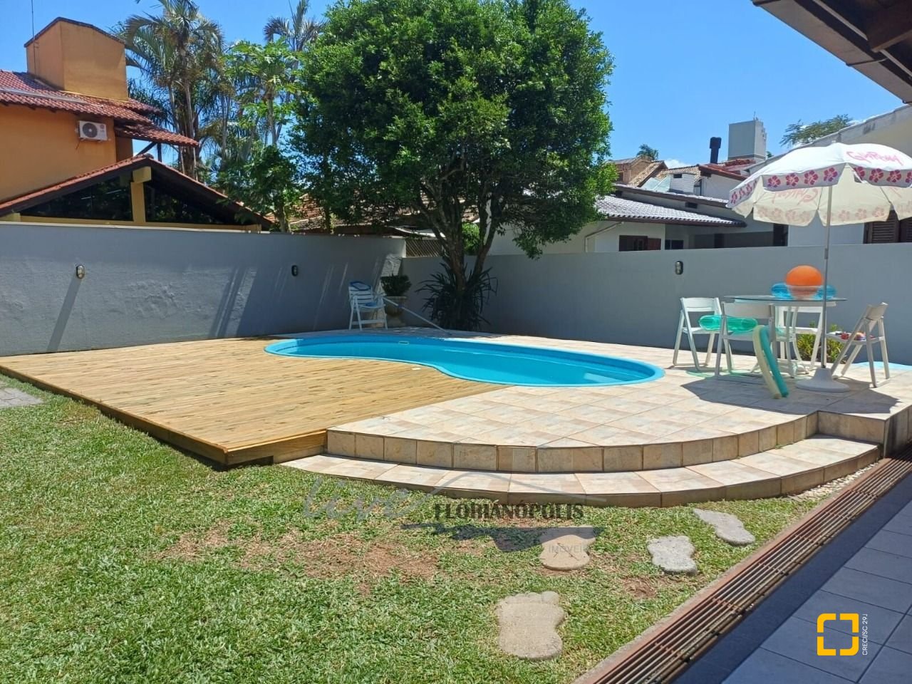 Casa com 200m², 5 quartos (sendo 1 suíte), 3 garagens, no bairro Jurerê Internacional em Florianópolis