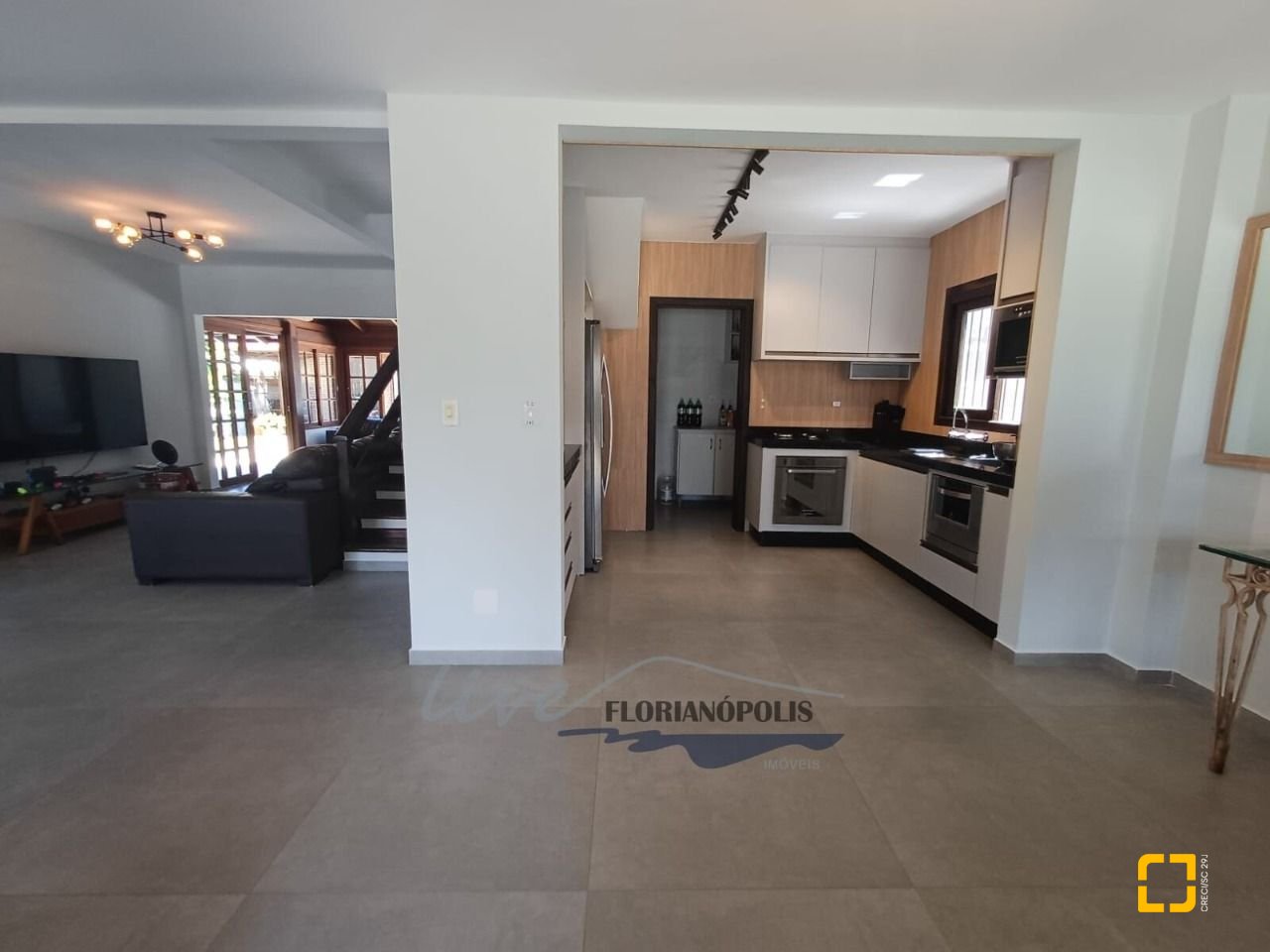 Casa com 200m², 5 quartos (sendo 1 suíte), 3 garagens, no bairro Jurerê Internacional em Florianópolis