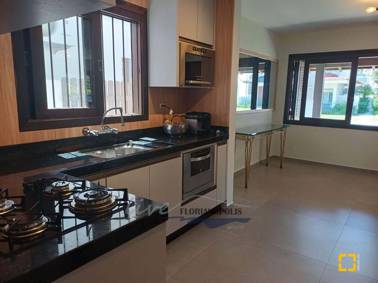 Casa com 200m², 5 quartos (sendo 1 suíte), 3 garagens, no bairro Jurerê Internacional em Florianópolis