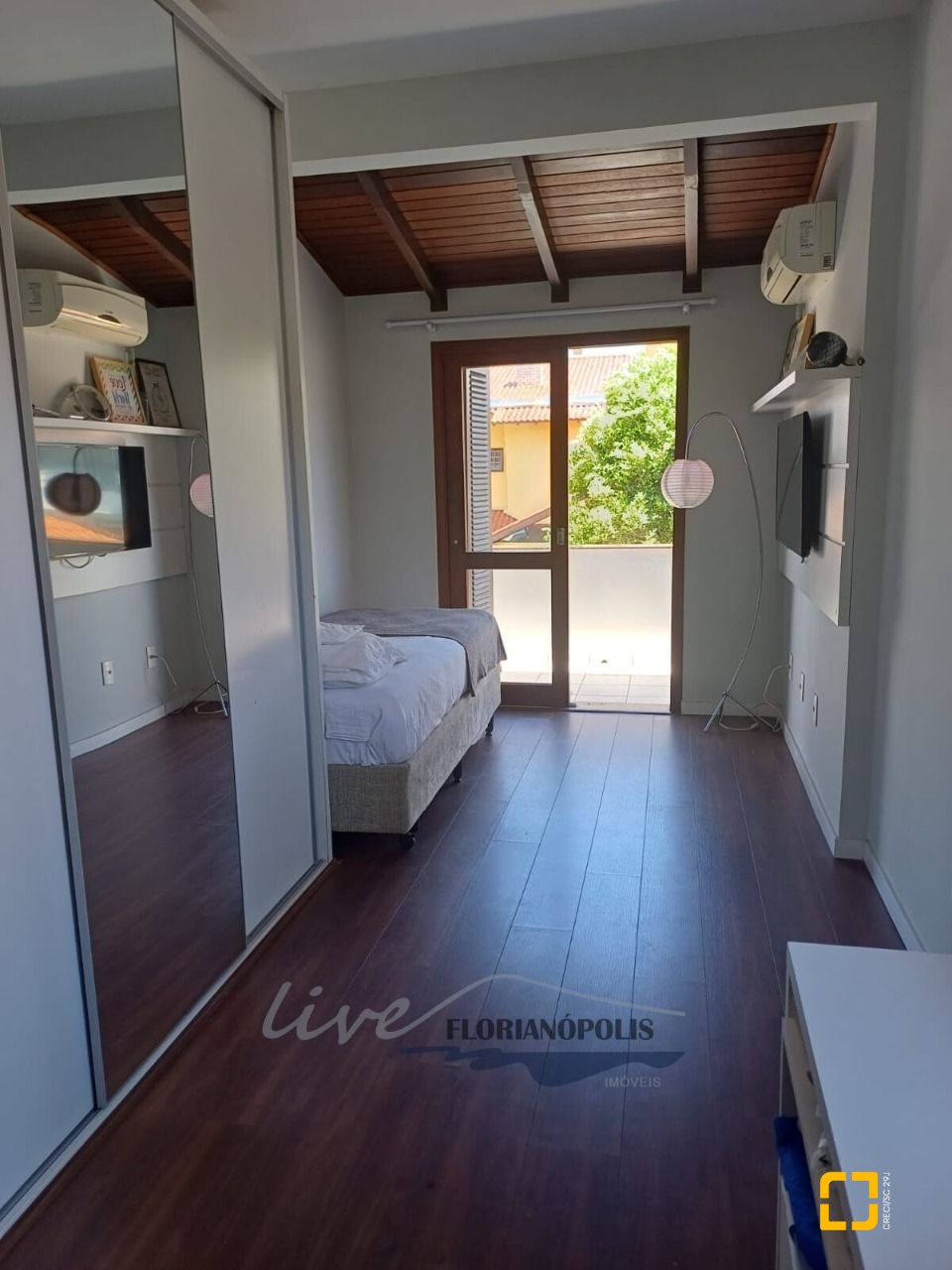 Casa com 200m², 5 quartos (sendo 1 suíte), 3 garagens, no bairro Jurerê Internacional em Florianópolis
