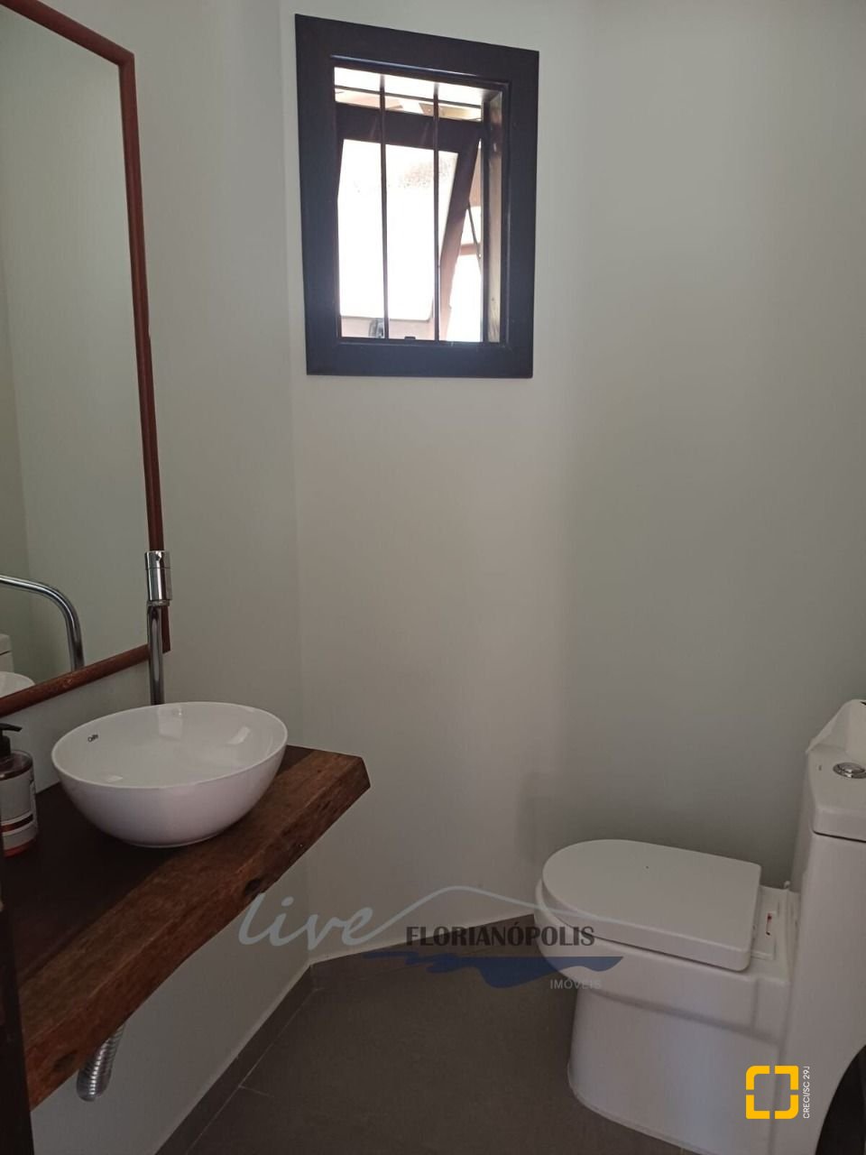 Casa com 200m², 5 quartos (sendo 1 suíte), 3 garagens, no bairro Jurerê Internacional em Florianópolis