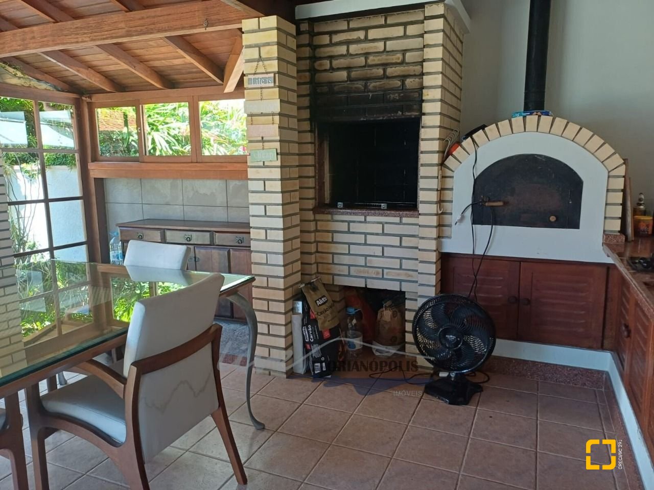 Casa com 200m², 5 quartos (sendo 1 suíte), 3 garagens, no bairro Jurerê Internacional em Florianópolis