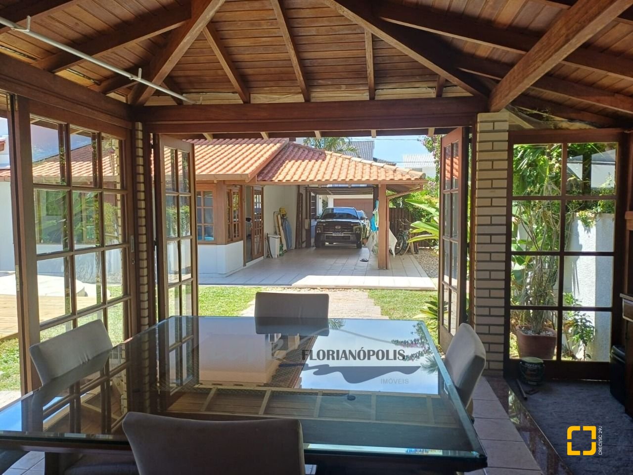 Casa com 200m², 5 quartos (sendo 1 suíte), 3 garagens, no bairro Jurerê Internacional em Florianópolis
