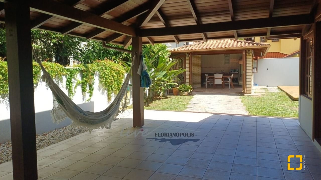 Casa com 200m², 5 quartos (sendo 1 suíte), 3 garagens, no bairro Jurerê Internacional em Florianópolis
