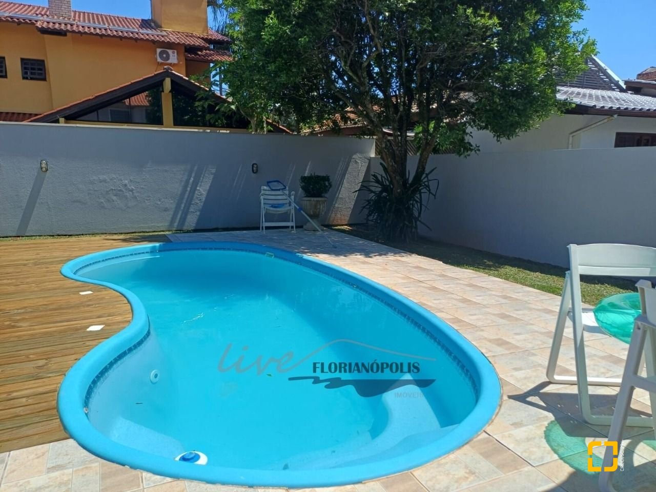 Casa com 200m², 5 quartos (sendo 1 suíte), 3 garagens, no bairro Jurerê Internacional em Florianópolis