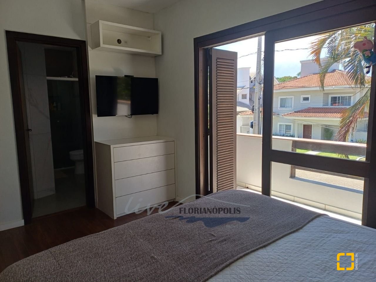 Casa com 200m², 5 quartos (sendo 1 suíte), 3 garagens, no bairro Jurerê Internacional em Florianópolis
