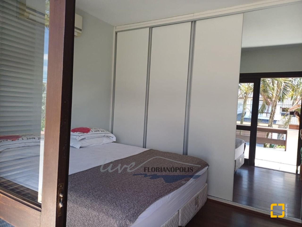 Casa com 200m², 5 quartos (sendo 1 suíte), 3 garagens, no bairro Jurerê Internacional em Florianópolis