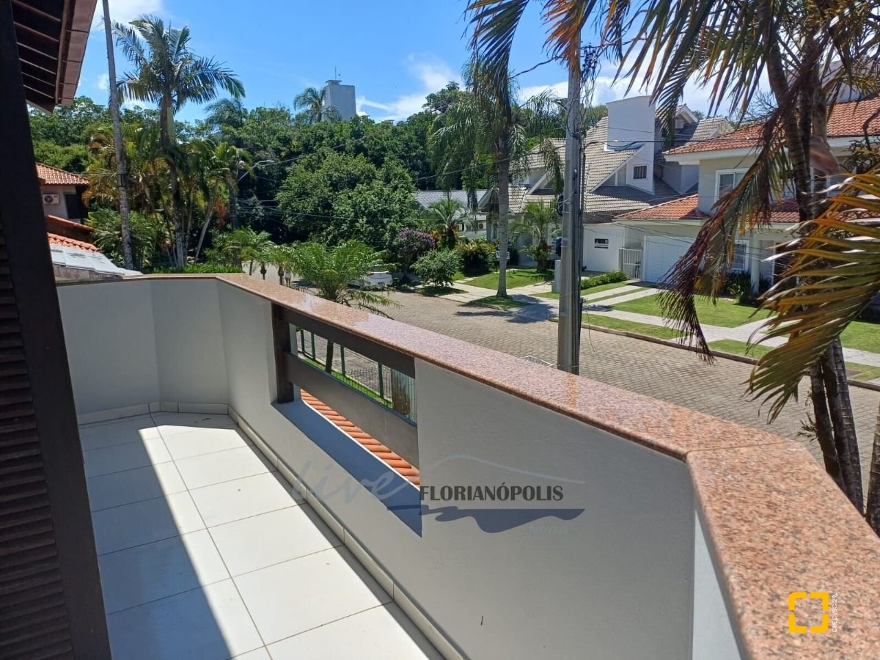 Casa com 200m², 5 quartos (sendo 1 suíte), 3 garagens, no bairro Jurerê Internacional em Florianópolis