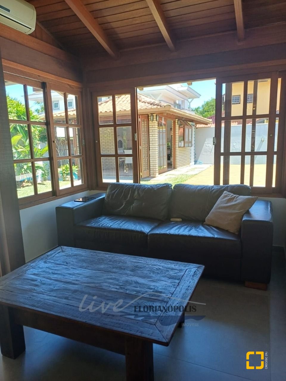 Casa com 200m², 5 quartos (sendo 1 suíte), 3 garagens, no bairro Jurerê Internacional em Florianópolis