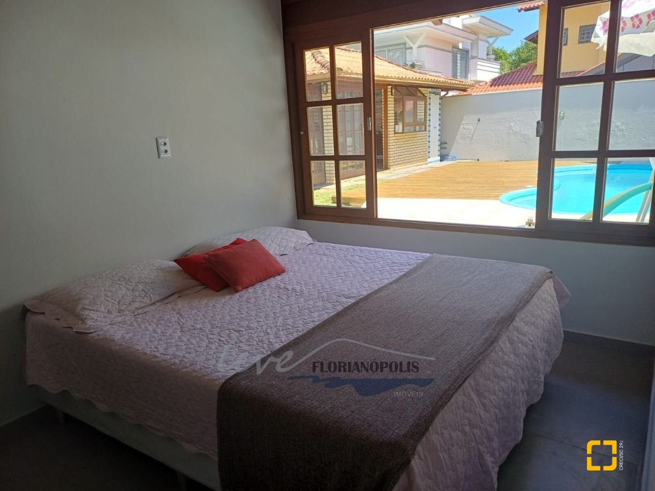Casa com 200m², 5 quartos (sendo 1 suíte), 3 garagens, no bairro Jurerê Internacional em Florianópolis