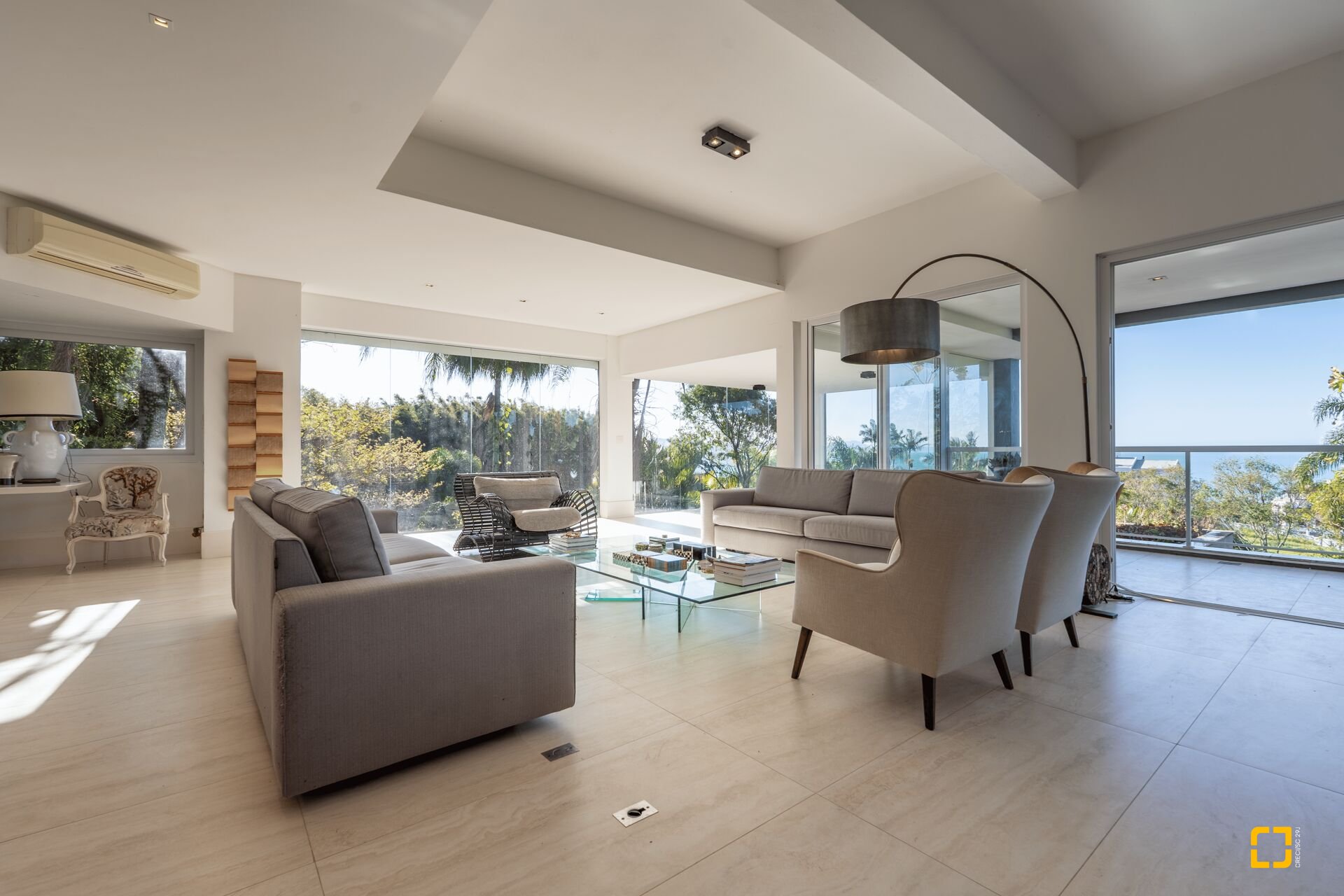 Casa com 818m², 6 quartos (sendo 4 suítes), 4 garagens, no bairro Canajurê em Florianópolis