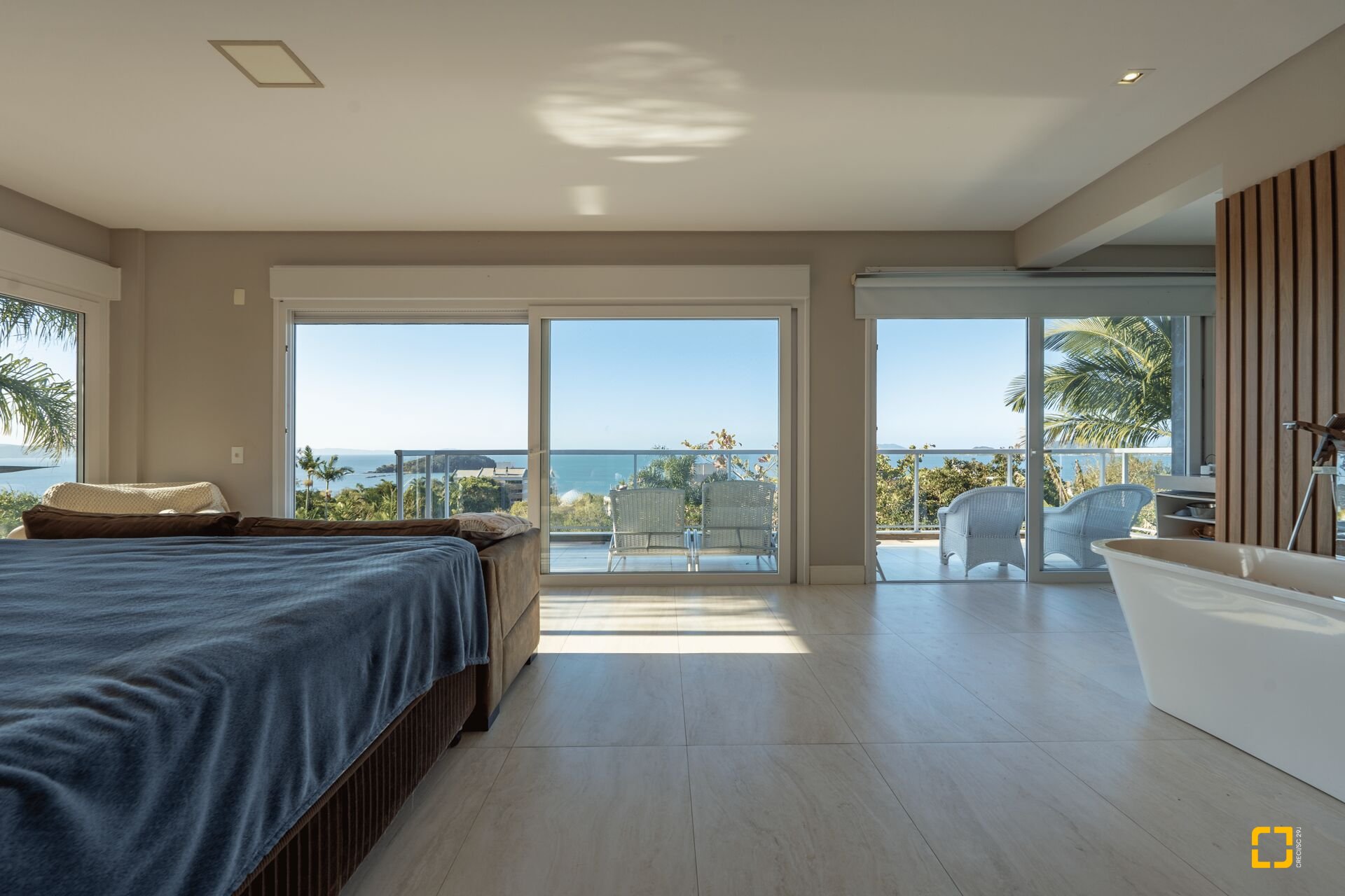 Casa com 818m², 6 quartos (sendo 4 suítes), 4 garagens, no bairro Canajurê em Florianópolis