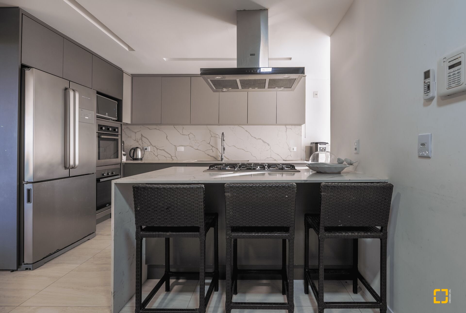 Casa com 818m², 6 quartos (sendo 4 suítes), 4 garagens, no bairro Canajurê em Florianópolis