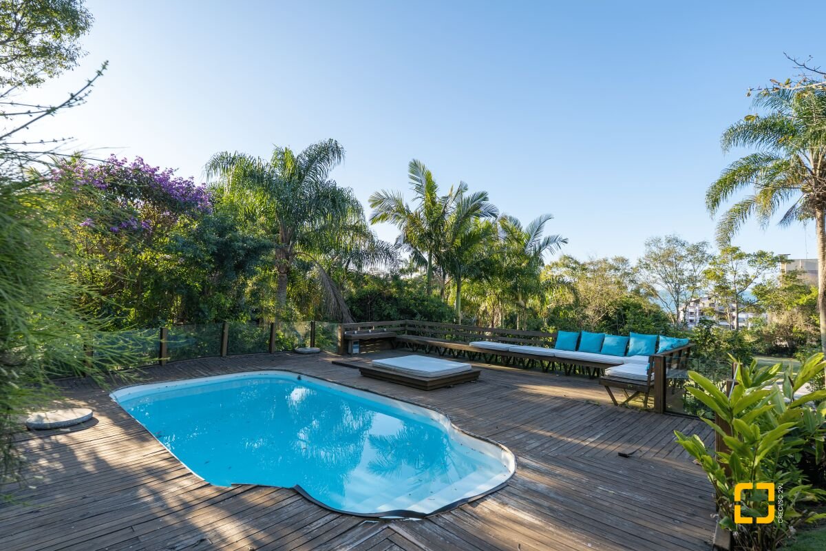 Casa com 818m², 6 quartos (sendo 4 suítes), 4 garagens, no bairro Canajurê em Florianópolis